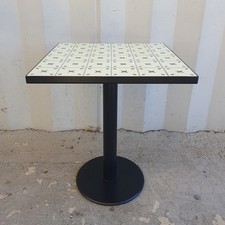 Tavolo con maioliche usato  Ardea