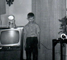 Foto antiga de televisão expressão assustadora na sala de estar do menino família, usado comprar usado  Enviando para Brazil