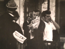 Foto de cena vintage dos anos 50 B & W da cidade parece "Homem viajante do tempo no celular" comprar usado  Enviando para Brazil