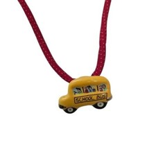 Usado, Pingente de cerâmica vintage Flying Colors ônibus escolar em corda vermelha comprar usado  Enviando para Brazil