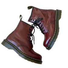 Botas DR. MARTENS 1460 de couro liso com cadarço vermelho cereja — couro liso W7/M6 comprar usado Botas DR. MARTENS 1460 de couro liso com cadarço vermelho cereja — couro liso W7/M6 comprar usado  Enviando para Brazil