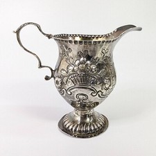 Usado, Jarro de leite George III prata esterlina pedestal creme Londres 1772 floral Repousse comprar usado  Enviando para Brazil