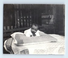 Foto antiga vintage BABY RASTEJANDO NO TRAVESSEIRO NA MESA SUPERIOR INSTANTÂNEO ANTIGO comprar usado  Enviando para Brazil