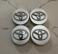 Usado, CONJUNTO DE 4 TAMPAS DE CENTRO DE AROS DE RODA TOYOTA LOGOTIPO PRATA/CROMO 62MM COROLLA/CAMRY comprar usado  Enviando para Brazil