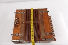 ANTIGO ACORDEÃO CONCERTINA CONCERTTOONE PIANO MUSICAL MADEIRA FEITO NA ALEMANHA comprar usado ANTIGO ACORDEÃO CONCERTINA CONCERTTOONE PIANO MUSICAL MADEIRA FEITO NA ALEMANHA comprar usado  Enviando para Brazil