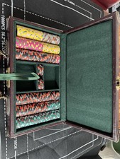 Über 335 Original Paulson Poker Chips mit hat & cane motiv im Lederkoffer RARE!!, usado comprar usado Über 335 Original Paulson Poker Chips mit hat & cane motiv im Lederkoffer RARE!!, usado comprar usado  Enviando para Brazil