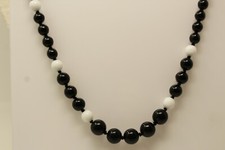 LINDO Colar Vintage Preto e Branco com Contas de Vidro Leitoso 26"  comprar usado  Enviando para Brazil