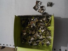 Borchie piramide quadrate usato Borchie piramide quadrate usato  San Nicandro Garganico