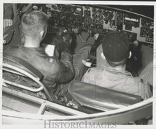 Estagiários de piloto Press Photo em aeronave simuladora na Base Aérea Webb, Texas comprar usado  Enviando para Brazil