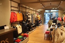 Arredo abbigliamento benetton usato  Polignano a Mare
