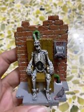 CADEIRA ELÉTRICA E ESQUELETO Lemax SANTO GRAIL Spooky Town, usado comprar usado  Enviando para Brazil