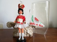 Usado, Poupée folklorique historique majorette Nice écusson étendard boite Magali doll comprar usado  Enviando para Brazil