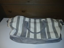 Usado, Bolsa de viagem listrada cinza e branca Weekender com compartimento separado para sapatos comprar usado Usado, Bolsa de viagem listrada cinza e branca Weekender com compartimento separado para sapatos comprar usado  Enviando para Brazil