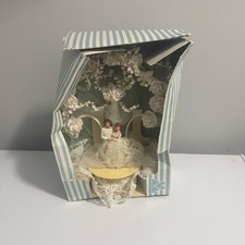 Decoração de bolo de casamento vintage década de 1950 artesanato padaria renda noivo caixa original comprar usado Decoração de bolo de casamento vintage década de 1950 artesanato padaria renda noivo caixa original comprar usado  Enviando para Brazil