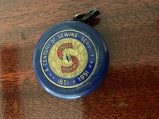 Máquina de costura Singer Century of Sewing Services 1851-1951 fita métrica bônus comprar usado  Enviando para Brazil