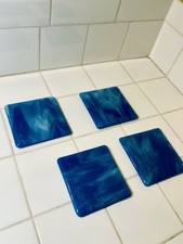 Juego de 4 posavasos de vidrio remolino azul, cada uno diferente con pies acolchados segunda mano  Embacar hacia Mexico