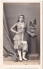 Jeune fille mauresque d'occasion  Saint-Julien-l'Ars