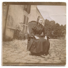 Girl sitting armchair d'occasion  Expédié en Belgium