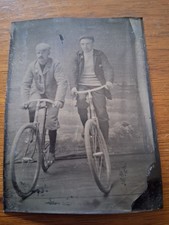 Foto antiga original tipo lata dois homens com bicicleta BICICLETAS comprar usado  Enviando para Brazil