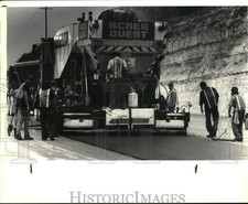 1992 Press Photo Workers usam máquina hotmix em 281 North of Comal County comprar usado  Enviando para Brazil