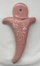 Vaso de bolso de parede minúsculo meados do século rosa vintage relevo elevado estúdio cerâmica comprar usado  Enviando para Brazil