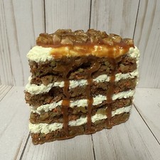 Comida falsa realista fatia de bolo de cenoura display adereço caramelo nozes comprar usado  Enviando para Brazil