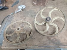 Rodas de acionamento de máquina vintage de ferro fundido 14 polegadas uma está em um eixo de rolamento.. comprar usado  Enviando para Brazil