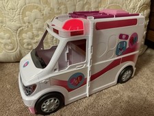 Ambulância móvel Barbie Care Clinic Mattel com luzes de trabalho e sirene/acessórios, usado comprar usado  Enviando para Brazil