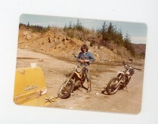 Foto colorida vintage encontrada homem em motocicleta bicicleta sujeira comprar usado  Enviando para Brazil
