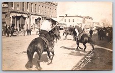 Rapid City SD homens em cavalos com varas~acabamento da corrida de batata~Ferndell RPPC 1911 comprar usado  Enviando para Brazil