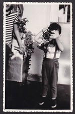 Foto instantânea vintage menino com câmera menino segurando arma brinquedo criança vernacular comprar usado  Enviando para Brazil