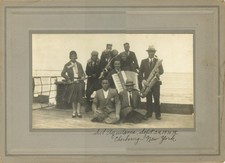 Música jazz banda saxofone acordeão a bordo RMS Aquitania navio foto antiga comprar usado Música jazz banda saxofone acordeão a bordo RMS Aquitania navio foto antiga comprar usado  Enviando para Brazil