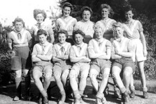 Time de futebol feminino feminino Smk-20 Barnsley, Yorkshire 1944. Foto comprar usado  Enviando para Brazil