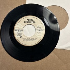 Pukka orchestra listen to the radio/spies of the heart 1984 solid gold record 45 comprar usado  Enviando para Brazil