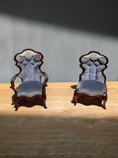 Miniaturas de casa de bonecas - 2 cadeiras de veludo azul Nic Nichols assinadas por artesão com renda. comprar usado  Enviando para Brazil