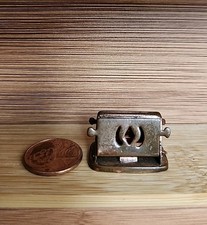 Vintage TOOTSIE TOY Casa de Bonecas de Metal Miniatura - Torradeira de Cobre RARA, Abre comprar usado Vintage TOOTSIE TOY Casa de Bonecas de Metal Miniatura - Torradeira de Cobre RARA, Abre comprar usado  Enviando para Brazil