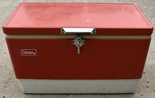 Refrigerador de metal vintage Coleman vermelho bom plugue 1976 sem bandeja alças enferrujadas feito nos EUA comprar usado  Enviando para Brazil