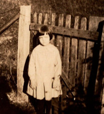 Usado, Pretty Young Farm Girl Foto Vintage por cerca de madeira 1915 comprar usado  Enviando para Brazil