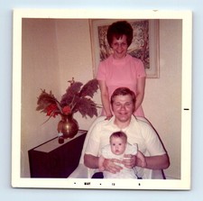 Foto antiga vintage colorida quadrada HOMEM MULHER BEBÊ NA SALA 1973 INSTANTÂNEO comprar usado  Enviando para Brazil