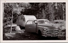 Cartão postal foto real acampamento carro da década de 1950 puxando um reboque, usado comprar usado  Enviando para Brazil