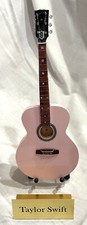 Usado, TAYLOR SWIFT - "LOVER DUSTY PINK" - 9" MINI GUITARRA - ERAS TOUR - COLECIONÁVEIS comprar usado Usado, TAYLOR SWIFT - "LOVER DUSTY PINK" - 9" MINI GUITARRA - ERAS TOUR - COLECIONÁVEIS comprar usado  Enviando para Brazil