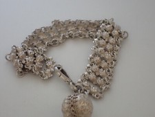 Beau bracelet bréloque d'occasion  Chantelle