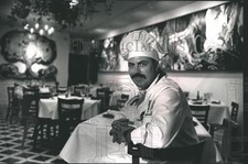 Usado, 1992 Press Photo Chef Scott McGlinchey Senta-se à Mesa no Club Cha Cha - mjb13653 comprar usado  Enviando para Brazil