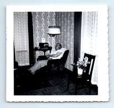 Usado, Foto quadrada antiga vintage HOMEM SOLO OUVINDO RÁDIO ANTIGO SALA DE ESTAR comprar usado  Enviando para Brazil