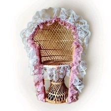 Cadeira de vime rosa e branca para bonecas renda 15" vintage , usado comprar usado  Enviando para Brazil