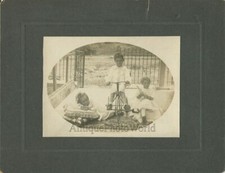 Carino Bambini IN Posa W Ferro Bicicletta Triciclo E Bambola Antico Foto, usado comprar usado  Enviando para Brazil