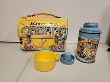 Lancheira de aço prensado vintage década de 1960 Aladdin Walt Disney ônibus escolar com garrafa térmica comprar usado  Enviando para Brazil