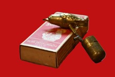 Raro juguete de silbato de agua de latón antiguo "Victory Canary Songster" de 1920 en caja segunda mano  Embacar hacia Mexico