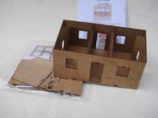 Una excelente casa de campo de madera con maqueta de ferrocarril calibre O que necesita ser completada segunda mano  Embacar hacia Mexico