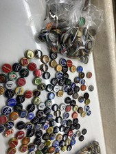 Lote misto de 100 tampas de garrafa de cerveja reciclagem upcycle projetos de artesanato coleta usados comprar usado  Enviando para Brazil